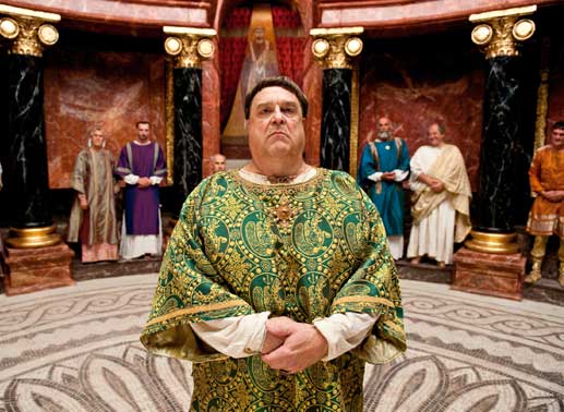 apst Sergius (John Goodman) &uuml;bernimmt dank Johannas Hilfe wieder seine Amtsgesch&auml;fte. Bild: Sender