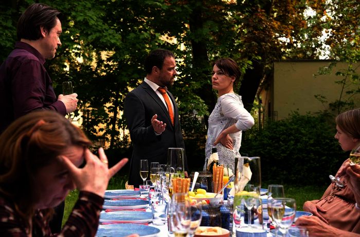 Frank Wiedemann (Jürgen Maurer) hat das Geschenk für Saskia vergessen. Katrin Wiedemann (Nicolette Krebitz) ist au&szlig;er sich. Alle anderen sind betroffen. Bild: Sender / Ariane Krampe Filmproduktion / Christiane Pausch