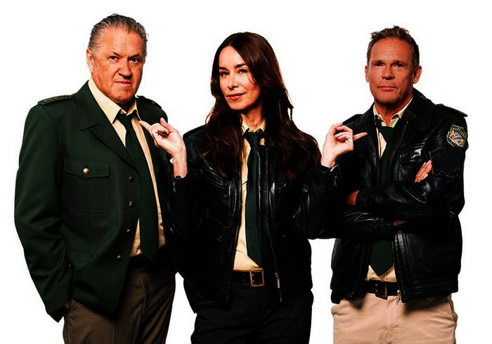 Polizeiobermeister Reimund Girwidz (Michael Brandner), die neue Revierleiterin Sabine Kaiser (Katharina Müller-Elmau), Polizeiobermeister Franz Hubert (Christian Tramitz). Bild: Sender / ARD / TMG / Emanuel A. Klemp
