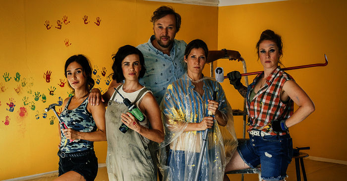 Kita geschlossen? Kein Problem! Die Eltern T&uuml;lin (Yasemin Cetinkaya), Marlene (Julia-Maria K&ouml;hler), Karl (Stephan Grossmann), Renate (Valerie Niehaus) und Rosi (Marlene Morreis), die einen KiTa-Platz suchen, renovieren  neue R&auml;ume Bild: Sender / ZDF und Hendrik Heiden. 