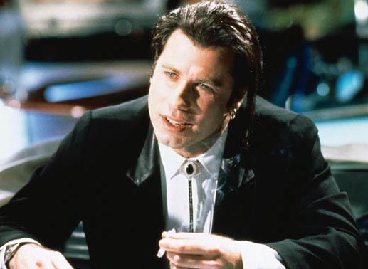 Vincent (John Travolta) passt auf eine drogens&uuml;chtige Frau auf. Der Abend endet mit einer beinahe t&ouml;dlichen &Uuml;berdosis aus Heroin und Kokain. Bild: Sender
