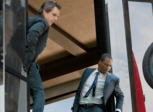 H&ouml;henangst w&auml;re hinderlich: Um sich ihr Geld zur&uuml;ck zu holen, operieren Josh (Ben Stiller, l.) und Slide (Eddie Murphy) in luftigen H&ouml;hen &uuml;ber Manhattan. Sie wollen ein Auto abseilen. Bild: Sender / Wilson Webb