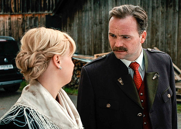 Katharina Stra&szlig;er, Thomas Stipsits. Bild: Sender / DOR Film