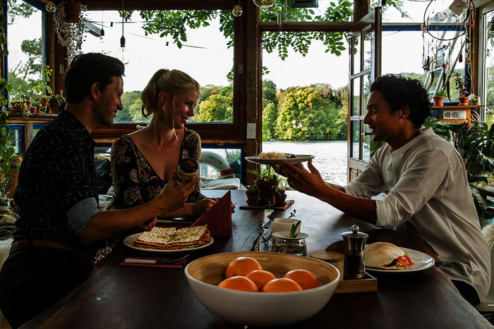 Ein gemeinsames Essen soll die Wogen gl&auml;tten, welche der Kampf der beiden Freunde Noah  (Franz Dinda,) und Hakim (Omar El-Saeidi) um Charlottes (Christine Eixenberger, M.) Gunst aufgewirbelt hat. Bild: Sender
