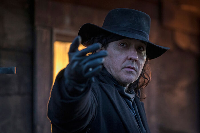 Never Grow Old: Mit Christopher "Dutch" Albert (John Cusack) hat das personifizierte B&ouml;se Einzug in ein beschaulich-pr&uuml;des Westernst&auml;dtchen gehalten. Bild: Sender / ZDF / Piers McGrail