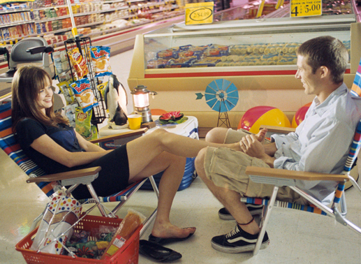 Adam (Zach Gilford) sorgt daf&uuml;r, dass sich Rydens (Alexis Bledel) Frust &uuml;ber ihre ziemlich miesen beruflichen Zukunftsaussichten in Grenzen h&auml;lt. Bild: Sender