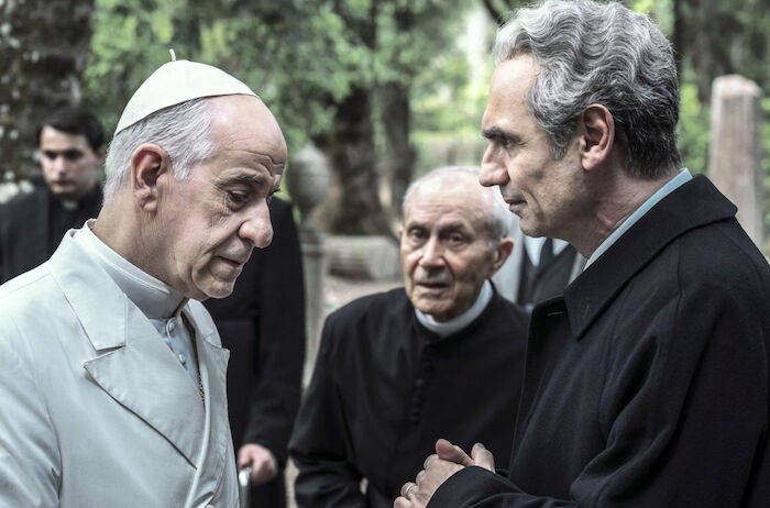 Und drau&szlig;en die Nacht: Auch Papst Paul VI. (Toni Servillo) versucht, seine politischen Interessen zu vertreten. Er verweigert seinem Freund Aldo Moro (Fabrizio Gifuni) die Unterst&uuml;tzung f&uuml;r dessen &bdquo;historischen Kompromiss&ldquo; mit der Kommunistischen Partei. Bild: Sender / Anna Camerlingo