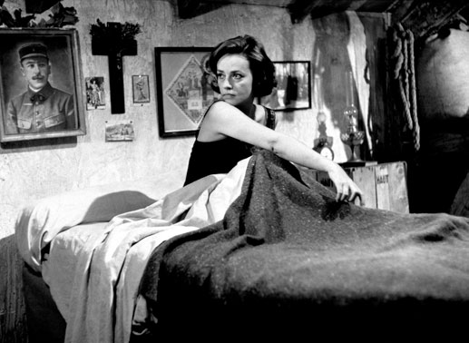 In der H&ouml;hle des L&ouml;wen? C&egrave;lestine (Jeanne Moreau) wartet im Bett auf Joseph, den sie f&uuml;r einen M&ouml;rder h&auml;lt. Bild: Sender/Studiocanal