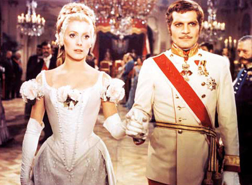 Der &ouml;sterreichische Thronfolger Rudolph (Omar Sharif) hat sich in die junge Maria Vetsera (Catherine Deneuve) verliebt. Bild: Sender