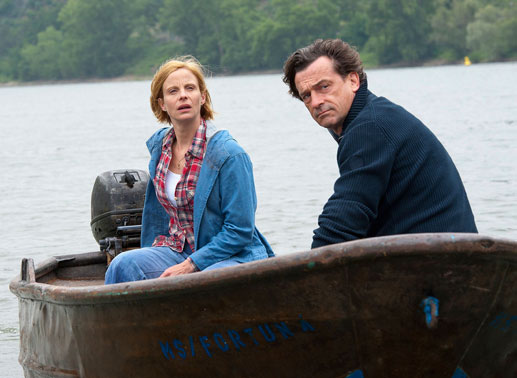 Endlich sitzen Claudia (Julia J&auml;ger) und Michael (Thomas Sarbacher) wieder im selben Boot. Bild: Sender / Andrea Enderlein