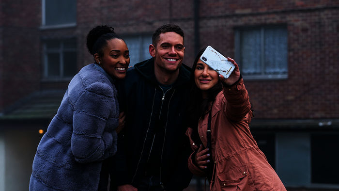 Make Me Famous: Billy (Tom Brittney) ist bei den Frauen sehr beliebt. Er wird oft auf der Stra&szlig;e angesprochen. Es macht ihn zun&auml;chst gl&uuml;cklich, dass fremde Frauen Fotos mit ihm machen m&ouml;chten. Bild: Sender / ZDF / Dean Rogers