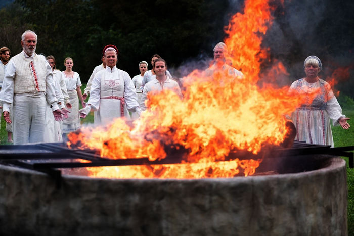 Midsommar: Die Dorfbewohner von H&aring;rga. Bild: Sender /  ZDF und ARD Degeto, Gabor Kotschy. 