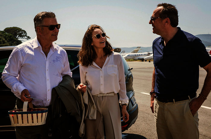 Hollywood-Filmproduzent Michael Lockwood (Alec Baldwin) schickt seine Ehefrau Anne (Diane Lane) auf eine Reise mit seinem franz&ouml;sischen Gesch&auml;ftspartner Jacques (Arnaud Viard). Bild: Sender / ARD Degeto / Tobis Film
