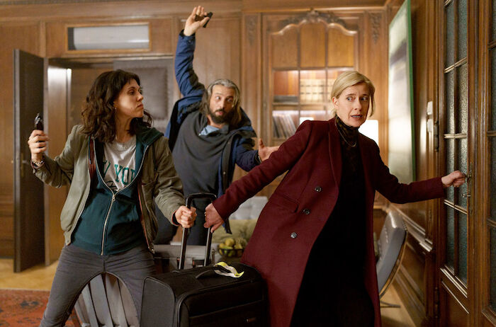 Zwei gegen die Bank: Bankerin Juliette Koons (Caroline Peters) und Taxifahrerin Maggy (Daniela Golpashin) verteidigen ihren Geldkoffer mit vereinten Kräften gegen Security-Mann Ari Brunner (Murathan Muslu). Bild: Sender / arte / ORF / Gebhardt Productions / Petro Domenigg
