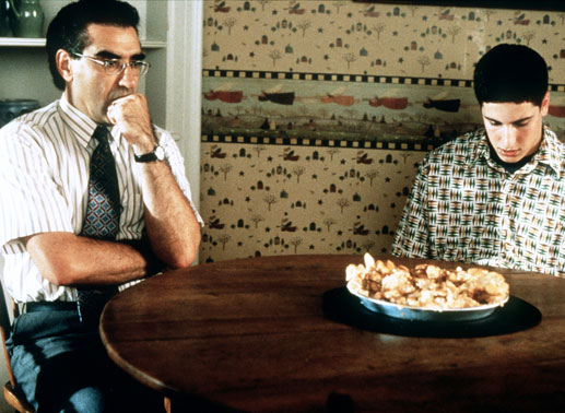 Um mittels Trocken&uuml;bungen Routine zu erlangen, greift Jim (Jason Biggs, r.) in seine Trickkiste. Doch dann platzt sein Vater (Eugene Levy, l.) unangemeldet ins Zimmer ... Bild: Sender/Constantin