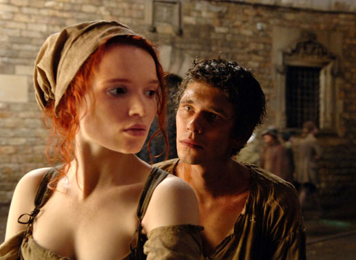 Grenouille (Ben Whishaw) kann der Sinnlichkeit des Mirabellenm&auml;dchens (Karoline Herfurth) blind durch die dunklen Strassen folgen. Die S&uuml;&szlig;e ihrer Haut, ihre W&auml;rme, das Fruchtige ihrer Ware - darauf hat es der junge Mann abgesehen. Bild: Sender
