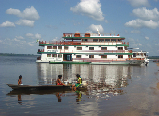 Indiokinder vor dem Amazon Clipper. Bild: Sender