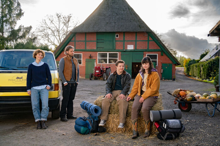 Herzstolpern: Anna Maria Sturm, Sebastian Str&ouml;bel, Benjamin Raue und Juliane Siebecke (von links) spielen die
Hauptrollen in dem "Herzkino"-Zweiteiler. Bild: Sender / ZDF / Georgs Pauly 