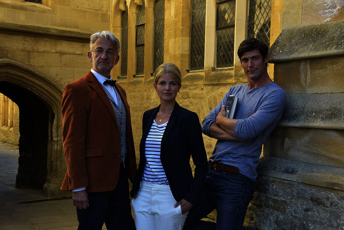 Nina (Mira Bartuschek) steht zwischen den beiden Männern Daniel Miller (Dominic Raacke) und Prof. Thomas Rothwell (Michael Raphael Klein) und damit auch zwischen zwei Welten. Bild: Sender / ZDF und Christiane Pausch. 