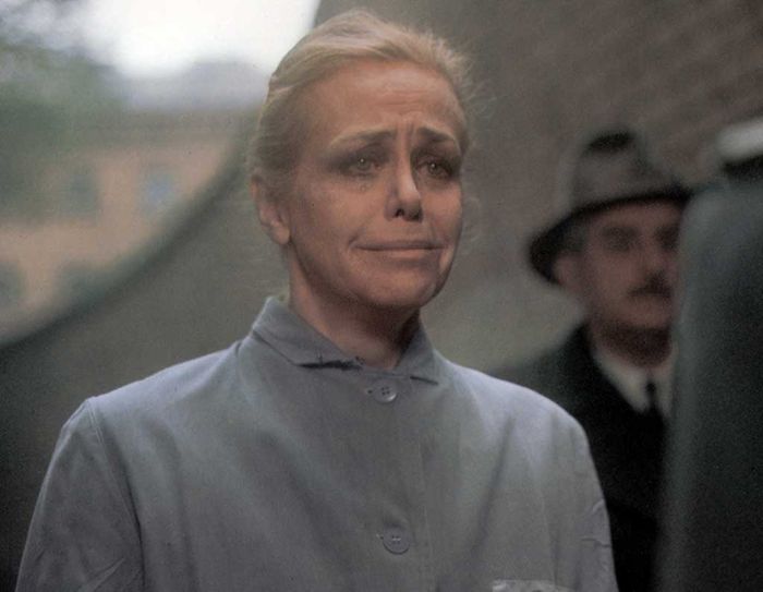 Anna Quangel (Hildegard Knef) hat sich nach dem Tod ihres Sohnes im Frankreichfeldzug gegen die Nazis engagiert. Jetzt wird sie zur Hinrichtung gef&uuml;hrt. Bild: Sender