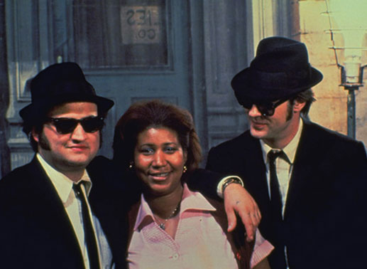 Jake Blues (John Belushi), Mrs. Murphy, die Besitzerin des Soul Food Cafes (Aretha Franklin) und Elwood Blues (Dan Aykroyd). Bild: Sender
