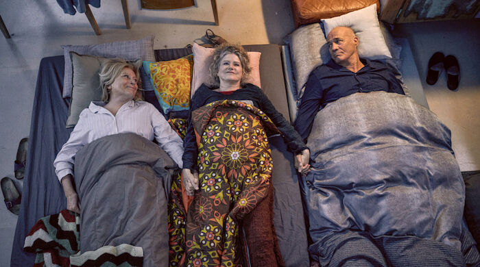 Enkel f&uuml;r Fortgeschrittene: Die lebenserfahrene Philippa (Barbara Sukowa) leitet jetzt zusammen mit Karin (Maren Kroymann) und Gerhard (Heiner Lauterbach) den Sch&uuml;lerladen ihrer Tochter. Bild: Sender / ORF / ARD Degeto / Frank Dicks
