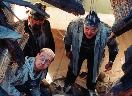 Herwig Seeböck, Roland Düringer und Wolfgang Böck im schönen Hausbau an der markanten Adresse Hinterholz 8. Bild: Sender