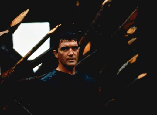 Fahdlan (Antonio Banderas) k&auml;mpft ums nackte &Uuml;berleben. Bild: Sender/Concorde