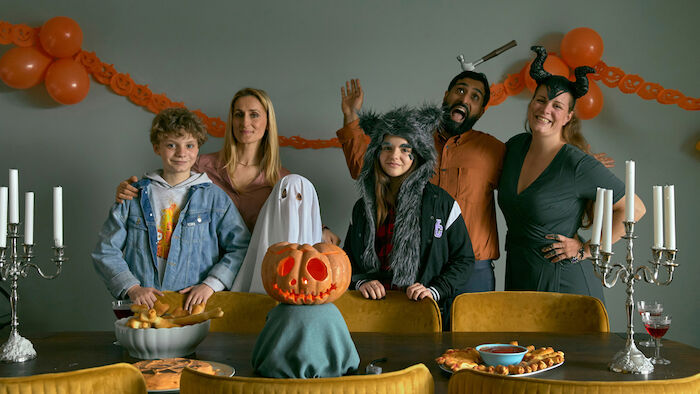 Ein v&ouml;llig verr&uuml;cktes Halloween - Ein v&ouml;llig verr&uuml;cktes Halloween. Axels Familie (Storm Exner Fjaestad, l., Marijana Jankovic, 2.v.l., Max Kaysen Hoyrup, 3.v.l.) und die von Esther (Katinka Evers-Jahsen, 3.v.r, Sami Darr, 2.v.r, Lise Baastrup ,r.) feiern zusammen Halloween. Bild: ZDF/CopenhagenBomgayPR"