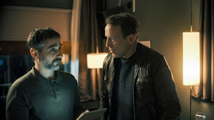 Tatort Hamburg: Falkes (Wotan Wilke M&ouml;hring) neuer Kollege Mario Schmitt (Denis Moschitto) mag kauzig sein - liefert aber beeindruckende Ermittlungsergebnisse. Bild: Sender / NDR / Georges Pauly