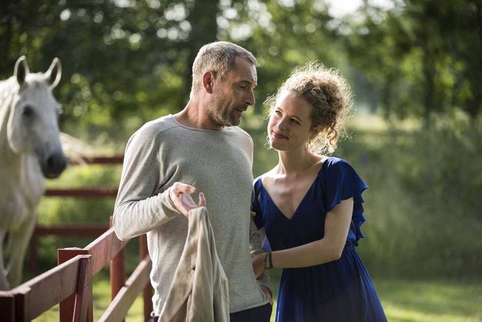 Caspar J&ouml;nsson (Heikko Deutschmann) freut sich , dass seine Tochter Emilia (Klara Deutschmann) nach abgeschlossenem Studium einige Zeit bei ihm in Morgon verbringt. Bild: Sender / Ralf Wilschewski
