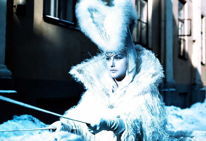 Die Schneek&ouml;nigin (Natascha Klimova) ist auf dem Weg zum Haus der Gro&szlig;mutter von Kai und Gerda , um den ahnungslosen Kai zu sich zu holen. Bild: Sender / Progress Film-Verleih GmbH