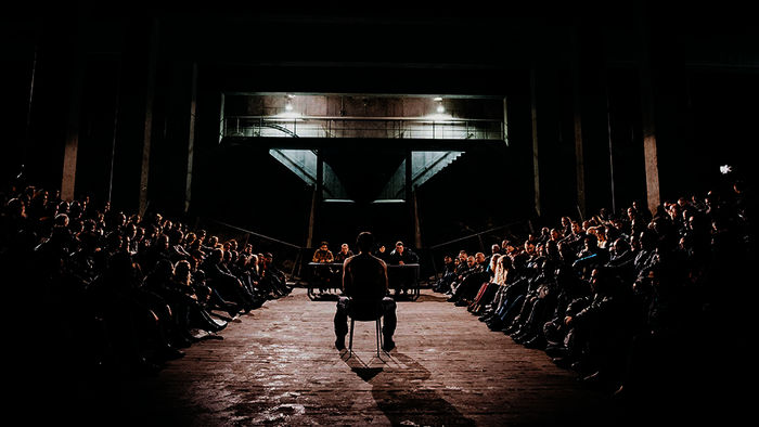 "M" (Gerhard Liebmann) vor Gericht in der Unterwelt: (v.l.) 'Junger Rum&auml;ne' (Zejhun Demirov), 'Der Buckel' (Felix R&ouml;mer), 'Die Wilde' (Sophie Rois), 'Der Rote' (Christoph Krutzler). Bild: Sender / Alle Episoden von "M - Eine Stadt sucht einen M&ouml;rder" bei TVNOW: www.tvnow.de".