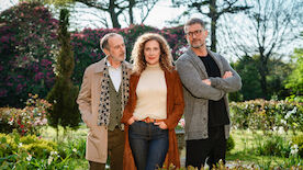 Rosamunde Pilcher: Wo Liebe aufh&ouml;rt und wo sie beginnt: Kate Evens (Clelia Sarto, M.) steht zwischen zwei unterschiedlichen M&auml;nnern: Ihrem Mann Andrew Evens (Simon B&ouml;er), dem erfolgreichen Meeresbiologen, und Yamen Nicholls (Merab Ninidze), dem Philosophieprofessor. Bild: Sender / ORF / ZDF / Steve Tanner