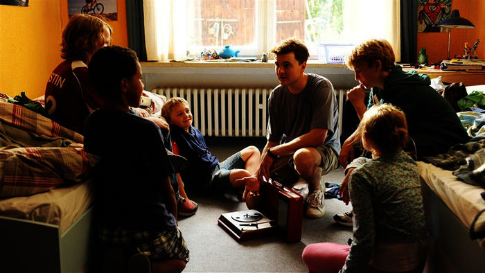 Auf Augenh&ouml;he. Michi (Luis Vorbach) und Erzieher Chris (Phil Laude) mit den anderen Heimkindern. Bild: ZDF/KiKA/ Tobis Film / Kerstin Stelter