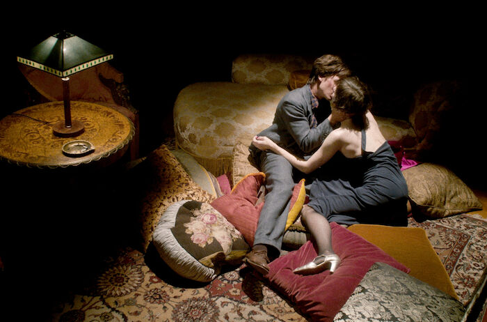 Fabian oder Der Gang vor die Hunde: Die nymphomane Zuh&auml;lterin Irene (Meret Becker) versucht Fabian (Tom Schilling) zu verf&uuml;hren. Sie laufen sich in Berlin immer wieder &uuml;ber den Weg. Bild: Sender / Hanno Lentz / Lupa Film / ZDF / ARTE