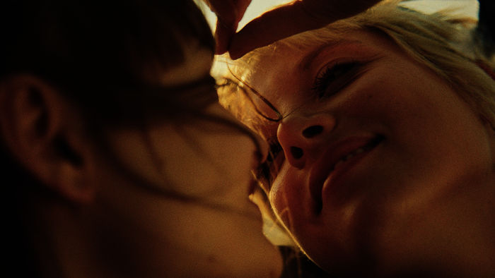 Kokon: Nora (Lena Urzendowsky) verliebt sich in Romy (Jella Haase). Bild: Sender / ZDF und Martin Neumeyer