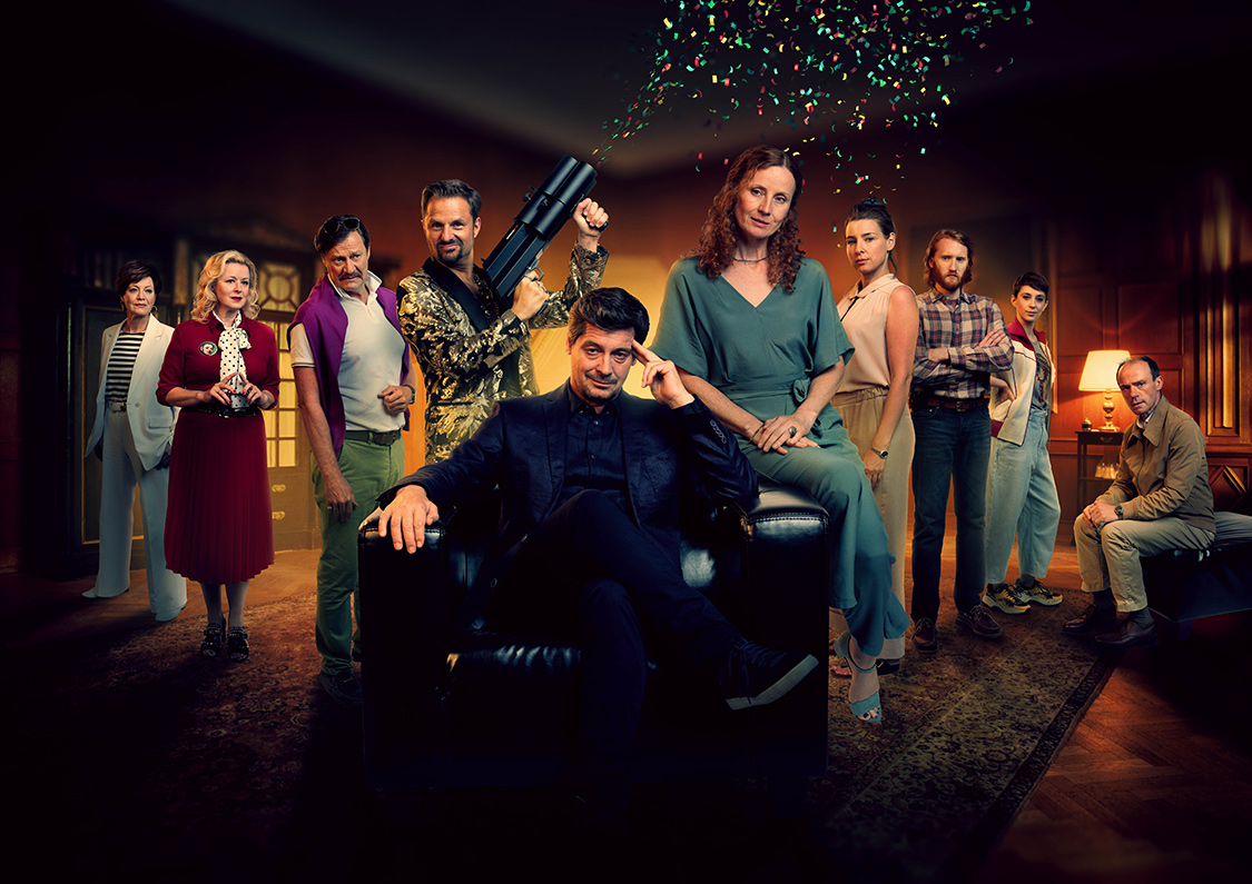 Meiberger - M&ouml;rderisches Klassentreffen: Melanie (Marion Mitterhammer), Vanessa (Petra Morz&eacute;), Franz (Harald Windisch), Martin (Philipp Hochmair), Gerichtspsychologe Thomas Meiberger (Fritz Karl), Eva (Jutta Fastian), Ermittlerin Anna Doppler (Martina Ebm), Revierinspektor Kevin Ganslinger (Franz Josef Danner), Forensikerin Ulla (Tanja Raunig), Hansi (Gerhard Liebmann). Bild: Sender / Mona Film / Domenigg 