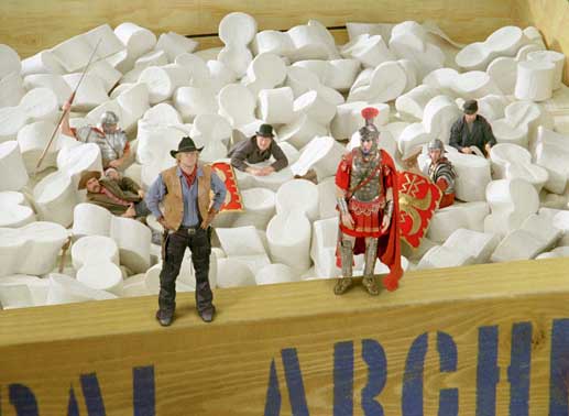 Miniaturcowboy Jedediah (Owen Wilson) und der winzige Gladiator Octavius (Steve Coogan, vo.re.) rufen aus dem Umzugscontainer heraus Larry um Hilfe: Im Smithsonian-Museum treibt der Pharao Kahmunrah sein Unwesen. Bild: Sender