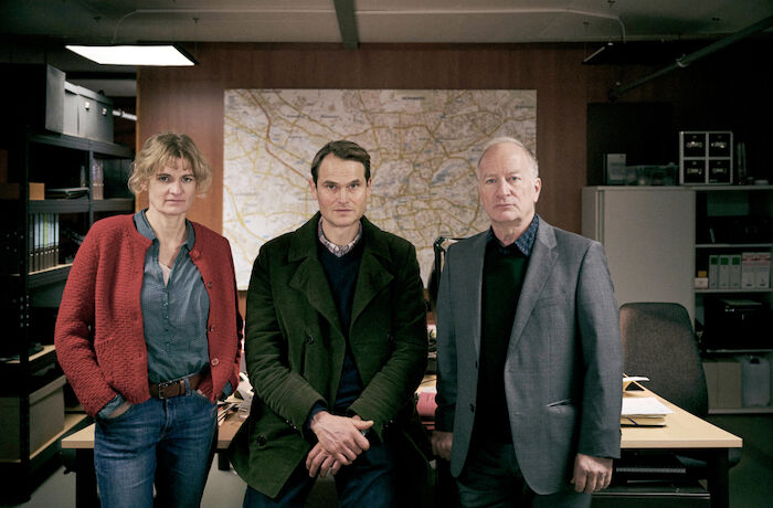 Tatort Franken: Eli Wasserscheid (Rolle: Wanda Goldwasser), Fabian Hinrichs (Rolle: Felix Voss) und Stefan Merki (Rolle: Dr. Kaiser). Bild: Sender / BR / Hager Moss Film GmbH / Bernd Schuller