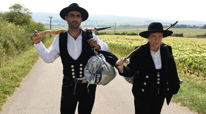 Auf der Walz: Auf der Walz werden Maria (Ronja Rath) und ihr Altgeselle Cem (Sohel Altan Gol) zu einem eingespielten Team. Bild: Sender / ARD Degeto Film / Constantin Television / Lemonpie Film / Petro Domenigg