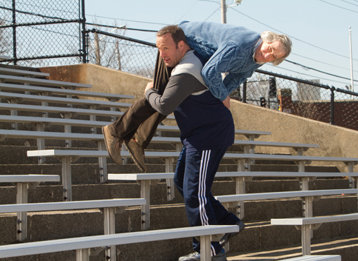 Scott Voss (Kevin James) hat Marty (Henry Winkler) geschultert. Bild: Sender / Columbia Pictures
