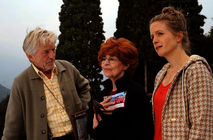 Davon hat Lotti (Cornelia Froboess, Mitte) immer getr&auml;umt: Endlich am Gardasee. Ihr Mann Heinz (Willem Menne) und Enkelin Eva (Julia Nachtmann) sind mit dabei. Bild: Sender / ARD Degeto / Hans Joachim Pfeiffer 
