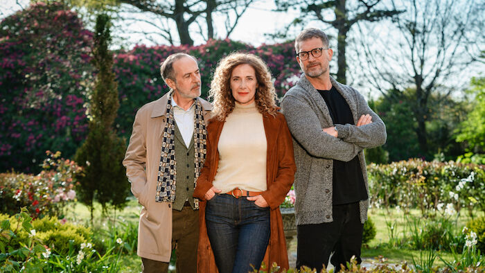 Rosamunde Pilcher: Wo Liebe aufh&ouml;rt und wo sie beginnt: Kate Evens (Clelia Sarto, M.) steht zwischen zwei unterschiedlichen M&auml;nnern: Ihrem Mann Andrew Evens (Simon B&ouml;er), dem erfolgreichen Meeresbiologen, und Yamen Nicholls (Merab Ninidze), dem Philosophieprofessor. Bild: Sender / ORF / ZDF / Steve Tanner