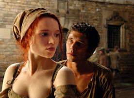 Grenouille (Ben Whishaw) kann der Sinnlichkeit des Mirabellenm&auml;dchens (Karoline Herfurth) blind durch die dunklen Strassen folgen. Die S&uuml;&szlig;e ihrer Haut, ihre W&auml;rme, das Fruchtige ihrer Ware - darauf hat es der junge Mann abgesehen. Bild: Sender