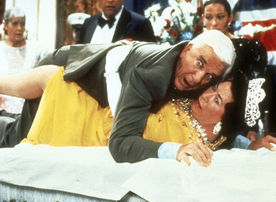 Voller K&ouml;rpereinsatz: Waagemutig verhindert Lt. Frank Drebin (Leslie Nielsen, oben) ein Attentat auf Queen Elisabeth (Jeannette Charles, unten). Bild: Sender / Paramount Pictures