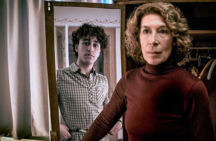 Ungeschminkt: Josefa (Adele Neuhauser) sieht sich in jungen Jahren (Ricardo Campione). Bild: Sender / ORF / BR /J acqueline Krause-Burberg