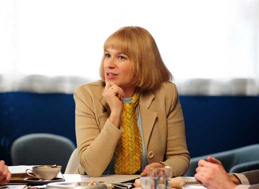 Beate (Franka Potente) hat ihre Firma vergr&ouml;&szlig;ert, einen neues Gesch&auml;ftsgeb&auml;ude bezogen und h&auml;lt eine Mitarbeiterbesprechung ab. Bild: Sender