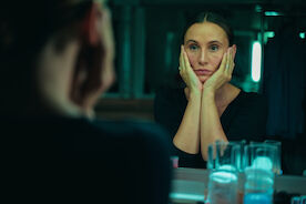 Eine bessere Welt: Wissenschaftlerin Elena (Peri Baumeister) polarisiert mit ihrem Buch "Eine bessere Welt" mit Ideen f&uuml;r eine &ouml;kologische Zukunft. Bild: Sender / ZDF / Julia Feldhagen. 