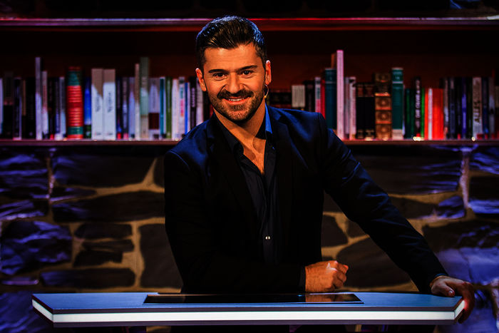 Moderator Ciro De Luca führt durch die Show und befragt die Promi-Teams zu den skurrilsten Fakten. Bild: Sender / ServusTV / Kelemen